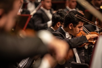 Pianista premiado e violinista de carreira internacional se apresentam de graça com a Filarmônica de Goiás