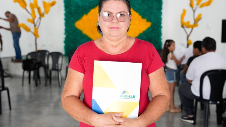 Famílias de Faina recebem escrituras gratuitas de casas construídas pelo programa habitacional