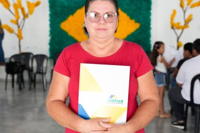 Famílias de Faina recebem escrituras gratuitas de casas construídas pelo programa habitacional
