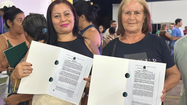 Após 70 anos de espera, 296 famílias de Acreúna recebem escrituras de suas moradias