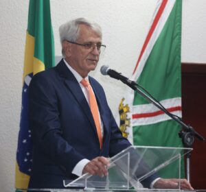 Manoel Castro Arantes é formado em Direito e Gestão Pública pela Faculdade Evangélica de Goianésia (FACEG). Foi eleito o vereador mais jovem da história de Goianésia, com 24 anos, e se tornou o presidente da Câmara entre nos anos de 1973 e 1974. 